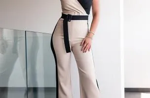 Bicolore Oliveta, tuta elegante in nero e beige.