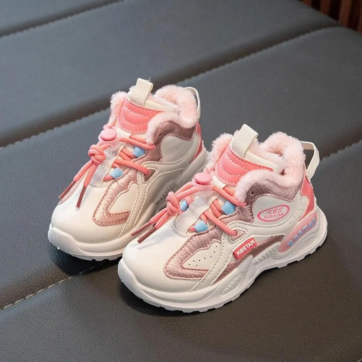 Children's outdoor casual sports shoes, winter cotton sneakers, warm plush, lightweight, non-slip lace-up.
