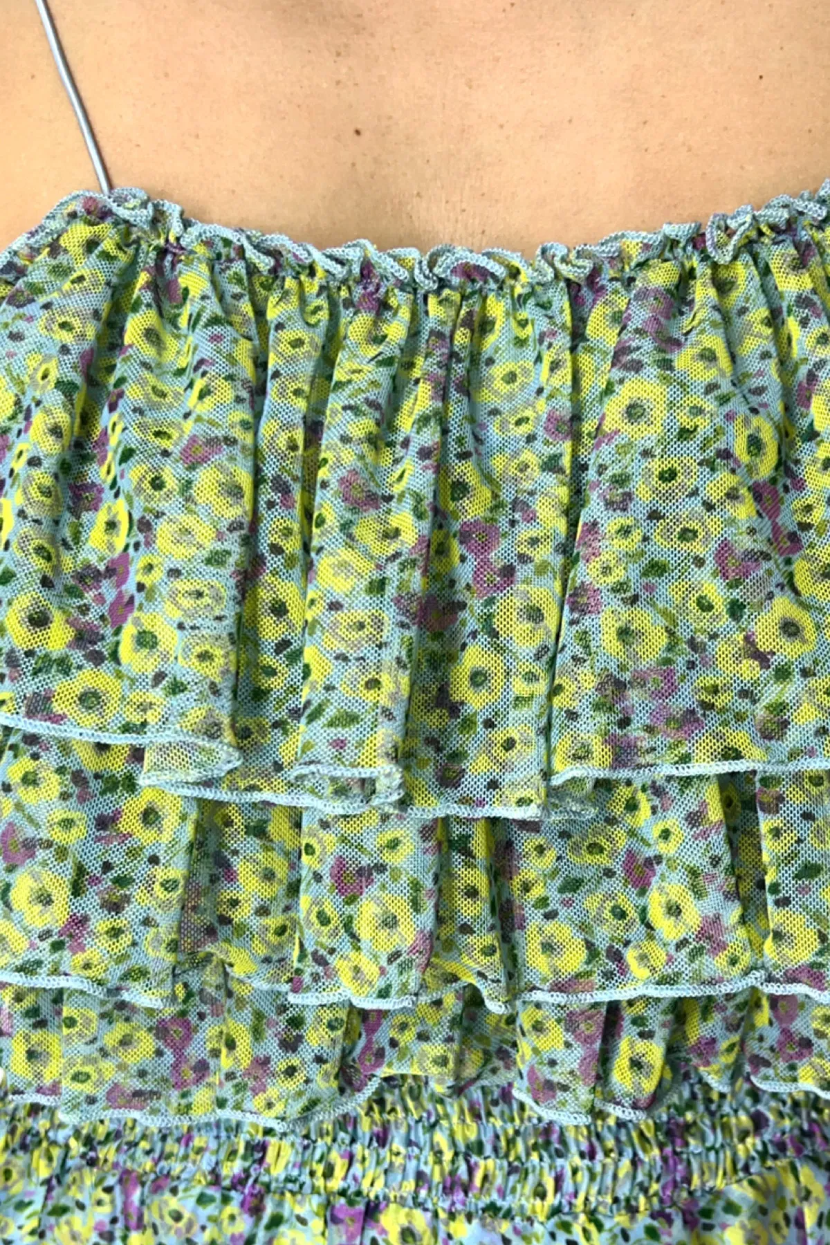 Short tulle top with ruffled hem, thin elastic strap and micro flower print