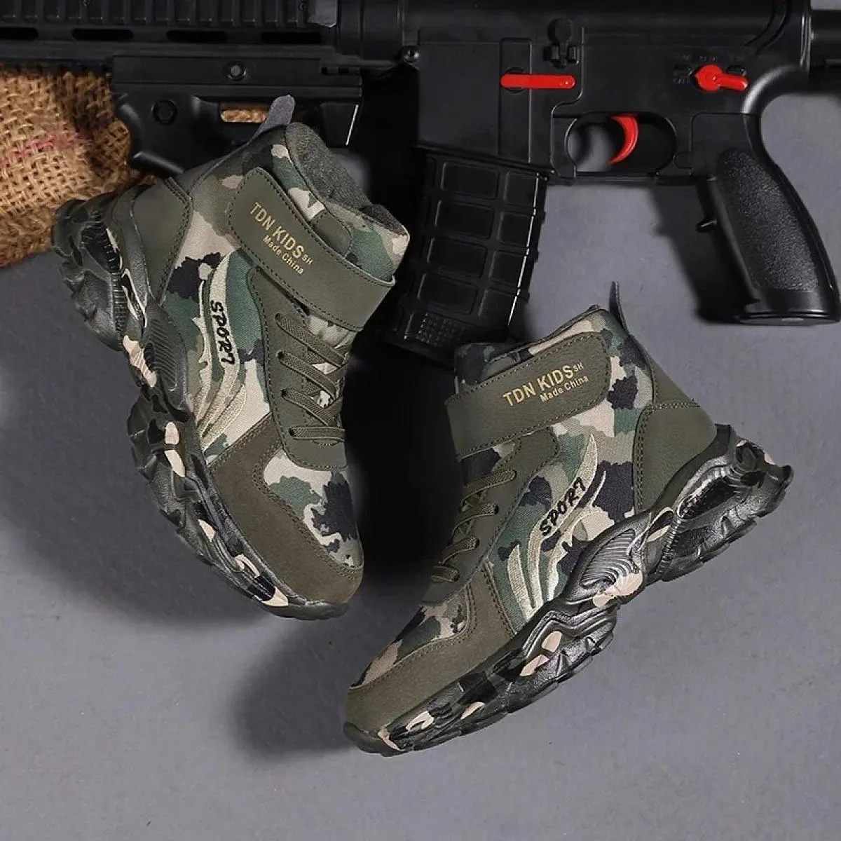 Winter children's casual sport sneakers for snow camouflage, waterproof children's shoes with traction.